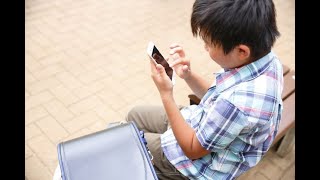スマホを小学生に買い与えるべきか？？？