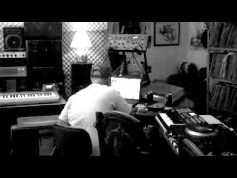 DJ CANNON BANYON SAMPLING AND MAKING A BEAT 2011.avi