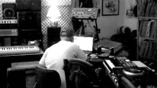 DJ CANNON BANYON SAMPLING AND MAKING A BEAT 2011.avi