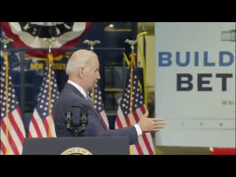 Байден пожал руку невидимке