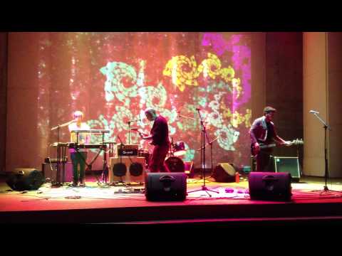 Manos en el Aire - La Distancia. UCM