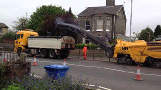 preview picture of video 'NR Asphalt | Road planing on an urban main road'