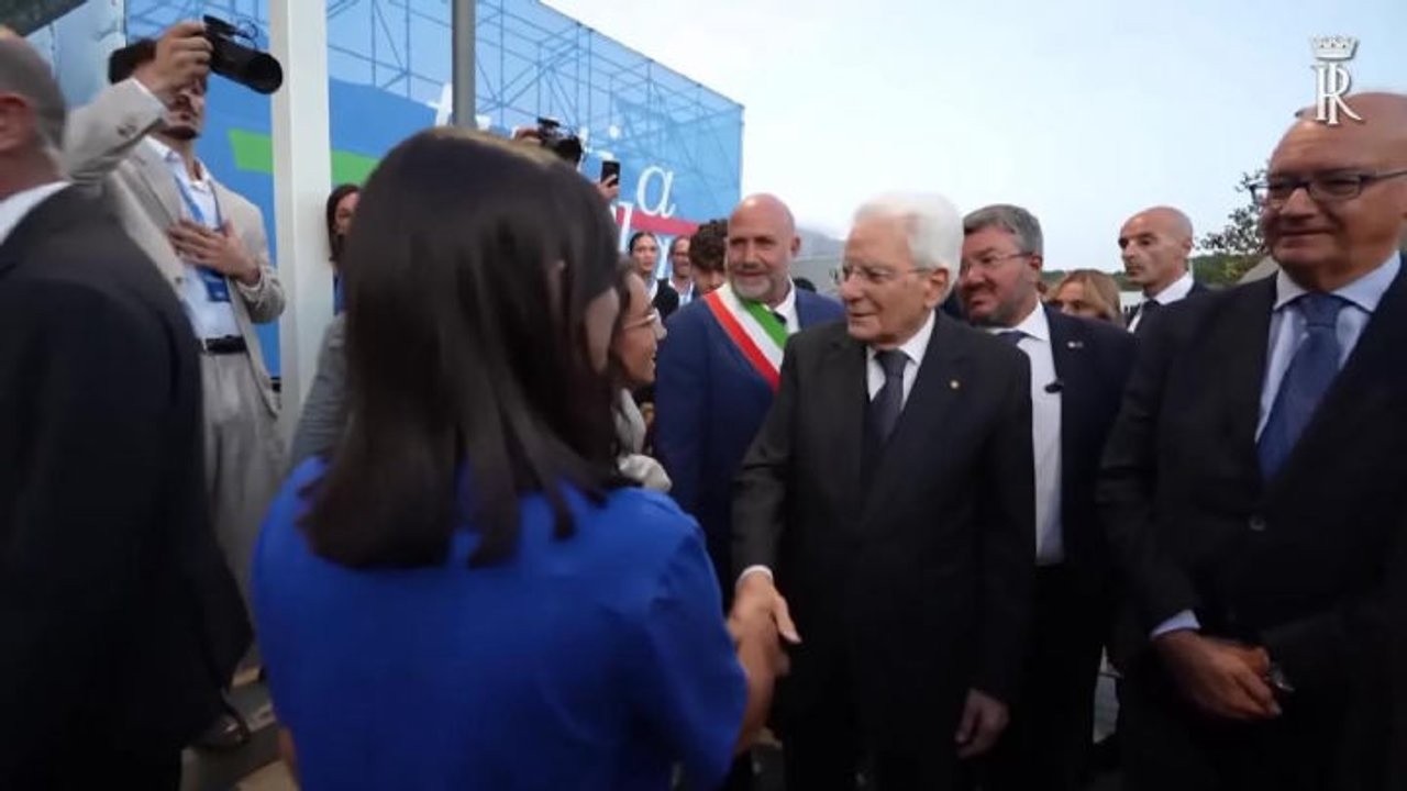 Mattarella visita i laboratori degli studenti ad Amatrice, tra ceramica, mosaici, cucina e Ai