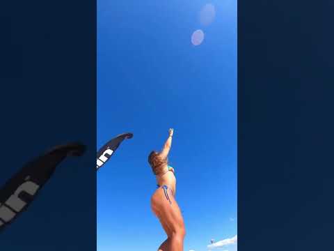 High five with a Kitegirl on a Kitesurf jump! 🤯🔥