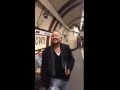 Un hombre feliz en el metro de Londres 