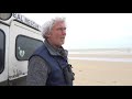 Zeehondenredder vindt hondshaai op strand Oostvoorne