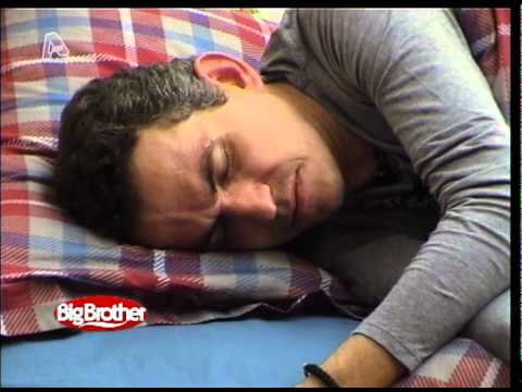 Big Brother Greece 2010 - O Alexis xtupa to xeri tou Hlia sthn porta