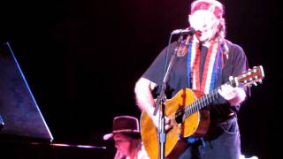 Willie Nelson &quot;I ain&#39;t Superman&quot;  Duluth MN 8/6/2011