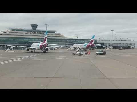 Eurowings (EW 008) Abflug aus Köln-Bonn Airport mit Flug durch den Wolken.