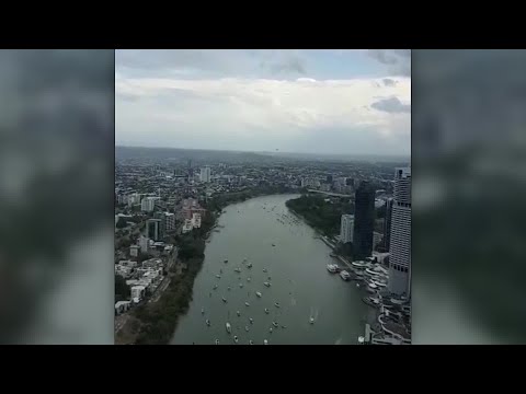 Australian Air Force Globemaster cruises low through Brisbane, startling onlookers