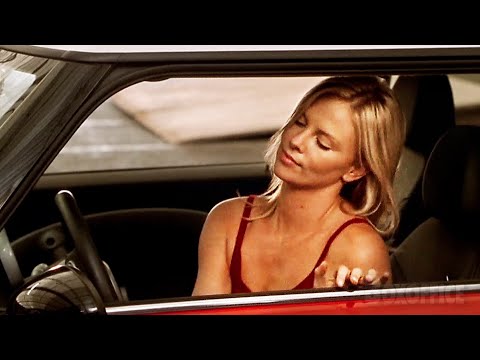 Charlize Theron dimostra le sue abilità di guida | The Italian Job | Clip in Italiano