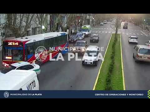 Heridos tras un choque entre un micro y un auto en 1 y 49