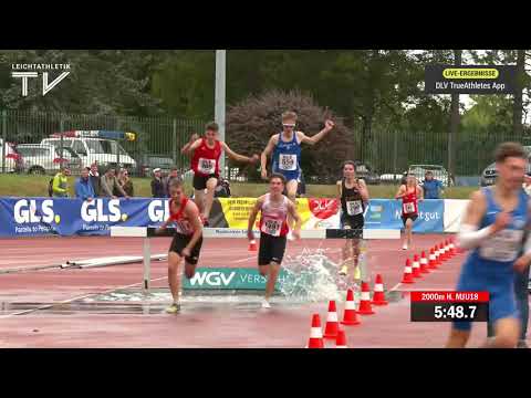 Jakob Rödel stolpert und kämpft sich zum Sieg