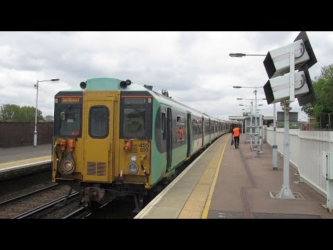 UK: Two Southern Class 455 EMUs depart from Selhurst on an Epsom Downs to London Victoria service