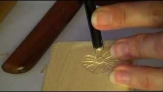 Как вырезать ромашки на шкатулке - Видео онлайн