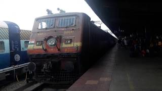 preview picture of video 'CHENNAI CENTRAL - TIRUPATI MAIN EXPRESS ARRIVING RENIGUNTA JUNCTION'