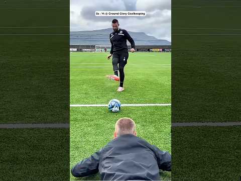 Teknik latihan kiper pemberani 💪dalam sepakbola #shorts