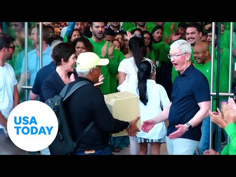 Apple’s Tim Cook left speechless by original Macintosh at store launch USA TODAY