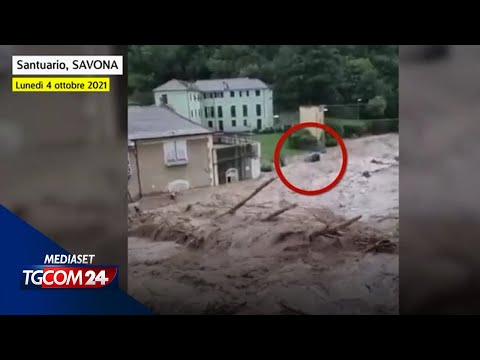 Savona, l'autobus resta bloccato per la piena del fiume