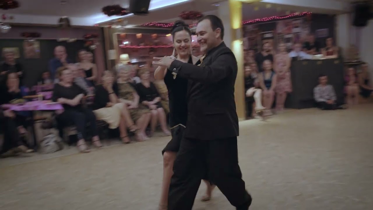 Watch video Georgina Vargas & Oscar Mandagaran - Les Allumés du Tango Georgina Vargas & Oscar Mandagaran - Les Allumés du Tango