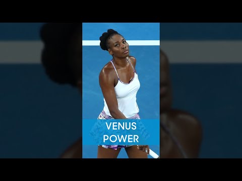 Venus SMASHES cross-court winner past Serena! 💪