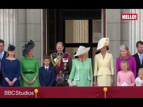 The Royal Family curtsy from the balcony | Hello