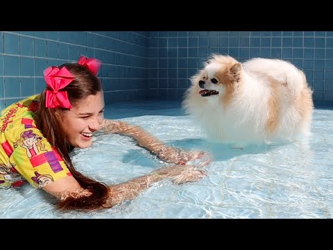 MILENINHA BATHED IN BELINHA IN THE POOL - Playing in the Pool with my Dog