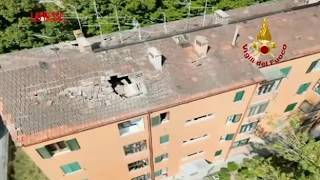 Esplosione in una palazzina a Perugia, due feriti: le immagini del tetto crollato