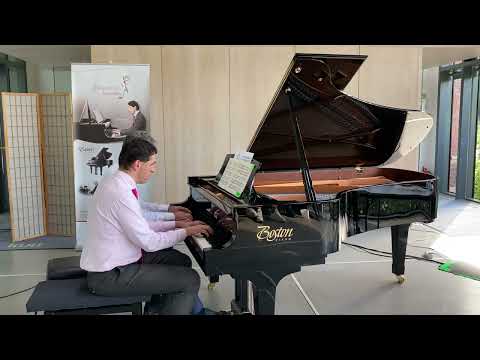 dr. Bihary Tibor zongorázik