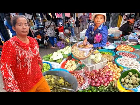 At the evening market in Phnom Penh, fresh vegetables, fruits, and meat are sold.🇰🇭🫰❤️