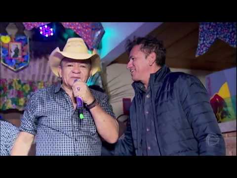 Reginho returns to the stage and receives instruments to start again.