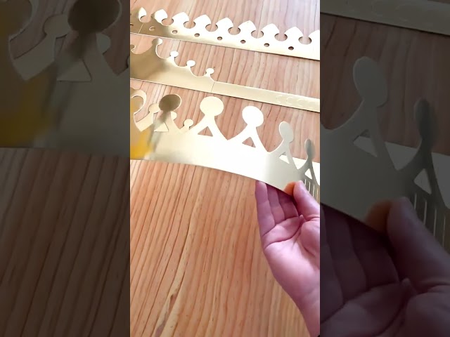 Vídeo relacionado con TUPARKA Golden King Crowns Gold Foil Paper Party Crown Hat Cap para Celebraciones de cumpleaños Baby Shower Photo Props (Oro) (30pcs(6 styles))