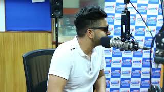 Guru Randhawa croons Yaar Mod Do for Radio City listeners