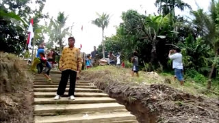 preview picture of video 'Nyarok at Suruh Engkadok, West Kalimantan'
