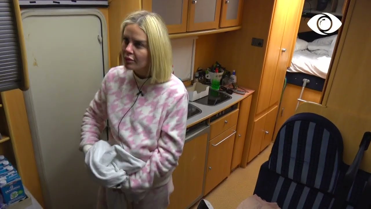 Kejvina largohet për pak minuta nga kamperi për t’i marrë Luizit atleten