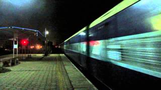 preview picture of video 'Rock Fort Express silently rushes past Potheri with RPM WAP-4'