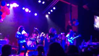 Meatbodies - Mountain @ Burgerama 4 ( with Twin Peaks Stage Diving! )