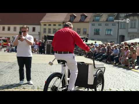 NewsSpot: Für Lastenräder & Bänke - Förderschecks in Ortrand übergeben