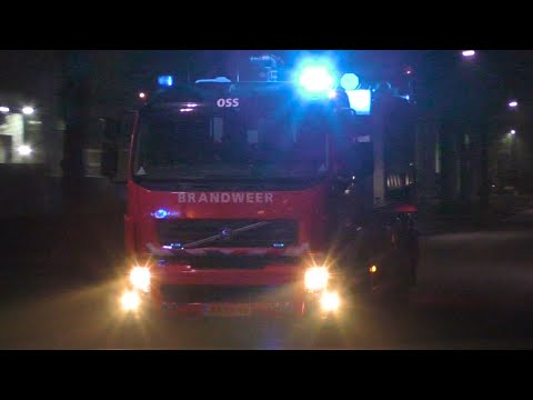 Osse Brandweer komt met spoed ter plaatse bij een autobrand aan de Parallelweg in Oss