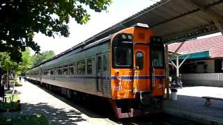 preview picture of video 'SRT SP12 at Nakhon Lampang station รถไฟด่วนพิเศษ'
