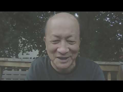 习近平外访走下飞机，泄漏健康问题，彭丽媛成了拐棍，活150岁是笑话