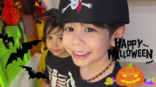 CRIANAS BRINCANDO DE DOCES OU TRAVESSURAS NO HALLOWEEN