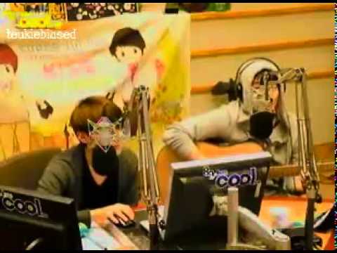 120410 Sukira - Sungmin on the guitar [Im Yours]