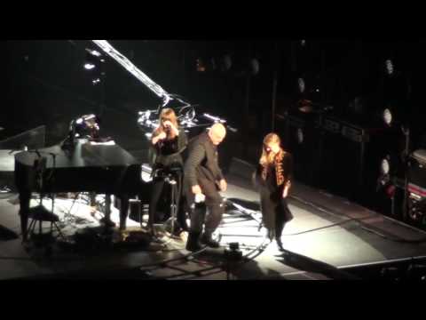 Jennie Abrahamson & Linnea Olsson Snowstorm (intro by Peter Gabriel) Berlin O2 19 10 2013