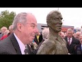 Archief: Coen Moulijn onthult zijn standbeeld bij Feyenoord (2009)