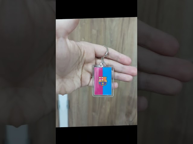 Vídeo relacionado con Bandera oficial del Barcelona de Fútbol + Llavero 100% Culers | 150 x 100 cm - Fondo Escudo en el centro Estela | Producto Oficial