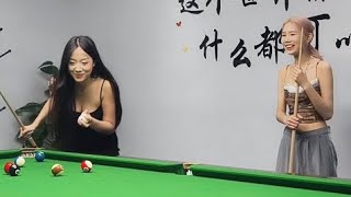 身材一级棒的新人助教佘佘和高级助教小熊的台球比赛