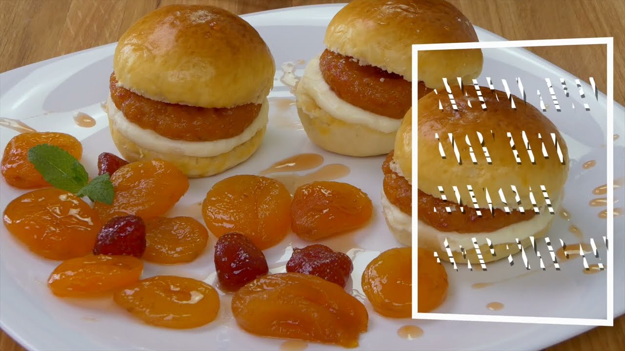 설탕에 절인 과일 잼과 크림을 곁들인 속을 채운 빵 (KOREAN)