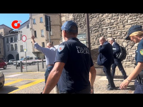 Terni: Bandecchi is challenged by a woman, saying, "You make us look good," and he responds like ...