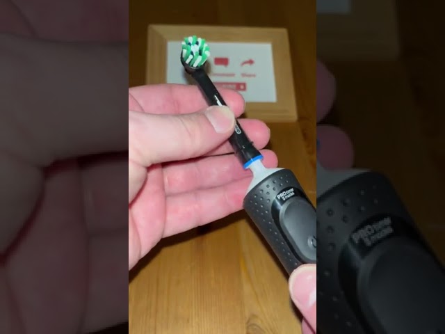 Vídeo relacionado con Oral-B Pro 3 Cepillo de Dientes Eléctrico Negro con Mango Recargable y 3 Cabezales, 3 Modos De Cepillado Con Modo Sensible, Temporizador, Diseñado por Braun, Regalos Originales para Mujer y Hombre